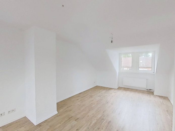 Luminoso appartamento di 2 locali all’ultimo piano con moderno bagno con luce naturale, a pochi passi dal centro città – Ansicht II: Wohn- und Esszimm…