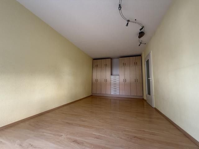 Modernes Familien-Reihenhaus in ruhiger Lage von Regensburg-Burgweinting – 4c_Wohnzimmer Einbauschrank