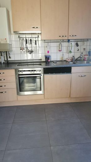 Schöne 4 Zimmer Wohnung mit Einbauküche und Balkon – Foto 2
