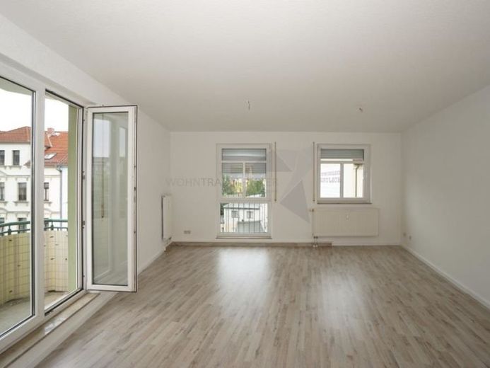 Gemütliche 2-Raum-Wohnung mit Balkon, Tageslichtbad, Außenjalousien und Tiefgarage – Foto 1