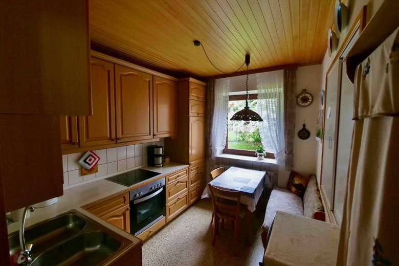 Gepflegtes Einfamilienhaus mit Nebengebäuden & großem Grundstück – Küche EG