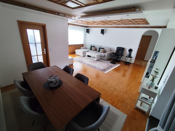 Grand appartement de 4 pièces avec balcon et place de parking en sous-sol, dans un quartier prisé de Bad Homburg – Wohnzimmer