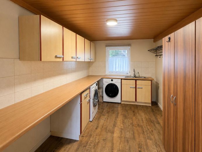Großzügiges Zweifamilienhaus mit Einliegerwohnung und neuer Heizung – Waschküche EG