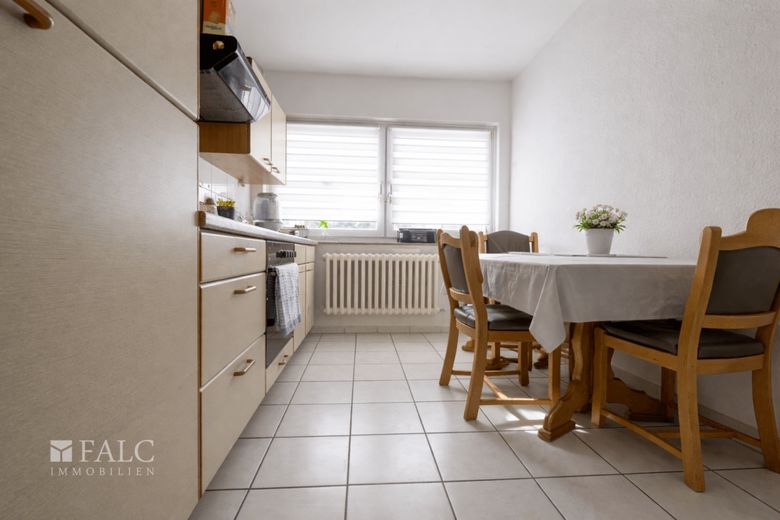 Langfristig investieren - VERMIETETE &amp; gepflegte 2-Zimmer-Wohnung mit Balkon in Top-WEG-Anlage – Küche