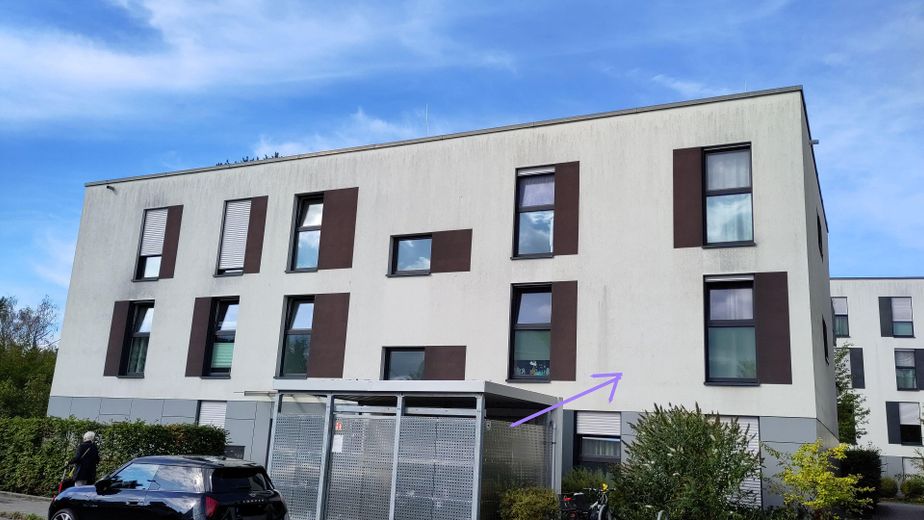 Moderno piso de 4 habitaciones con balcón, ascensor y plaza de garaje subterráneo en Thon – Vorderseite Wohngebäude