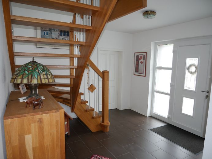 Hochwertig, Modern, in einmaliger grüner Lage – Foyer