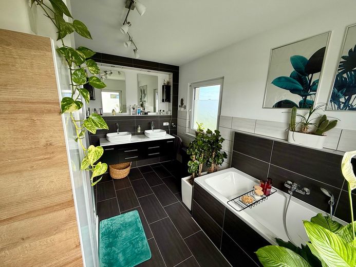 Ohne Makler - Modernes Traumhaus von 2017 mit PV-Anlage, Doppelgarage, Kamin, Klimaanlage & E-Auto-Ladestationen – Foto 21