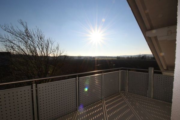 Schöne 3-Zimmer-DG-Wohnung mit Balkon, Gartenbenutzung und Garage