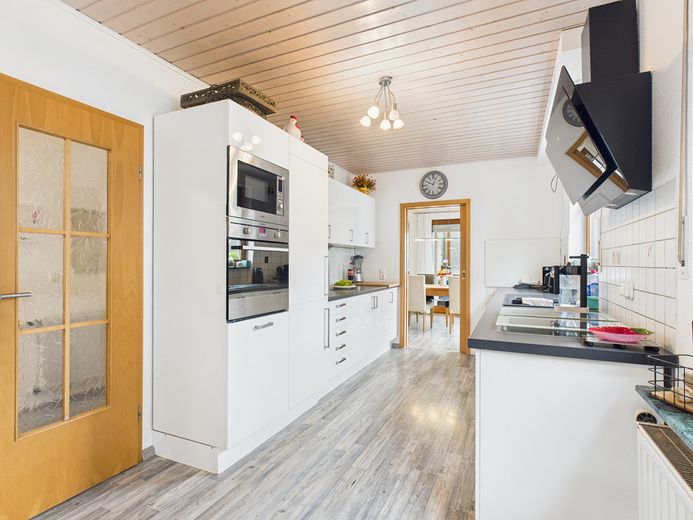 Helle Doppelhaushälfte mit Wintergarten und Einliegerwohnung in familienfreundlicher Lage – Foto 9