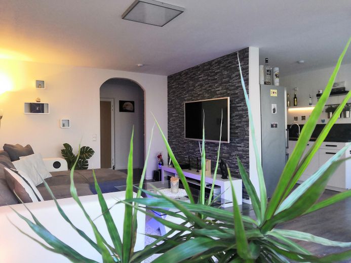 2,5 locali con vista sul bosco | Interessante investimento immobiliare – Wohnzimmer