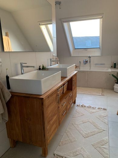 Moderne 4-Zi.-Maisonette mit Wärmepumpe, Einbauküche & Aufzug in Metzingen-Mitte – Foto 12