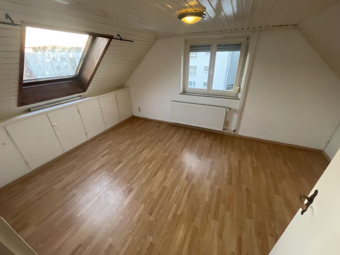 Sonnige 3 Zimmer DG-Whg.m.Stellplatz und Einbauküche in Stammheim ruhige Straße – Schlafzimmer