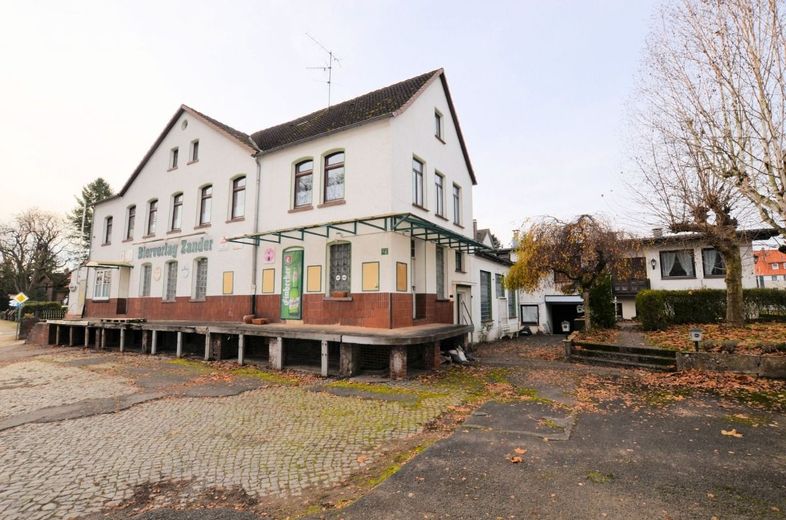** PREISREDUZIERUNG ** Wohn- und Geschäftshaus mit Gaststätte, Wohnung und Garagen in zentraler Lage – Wohn- und Geschäftshaus - Dassel - Heise Immobilien