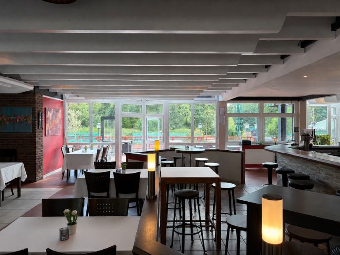 Großes Restaurant/Café mit Sonnenterrasse und zwei Kegelbahnen im Tennisclub TG 49 Bochum – Gastro