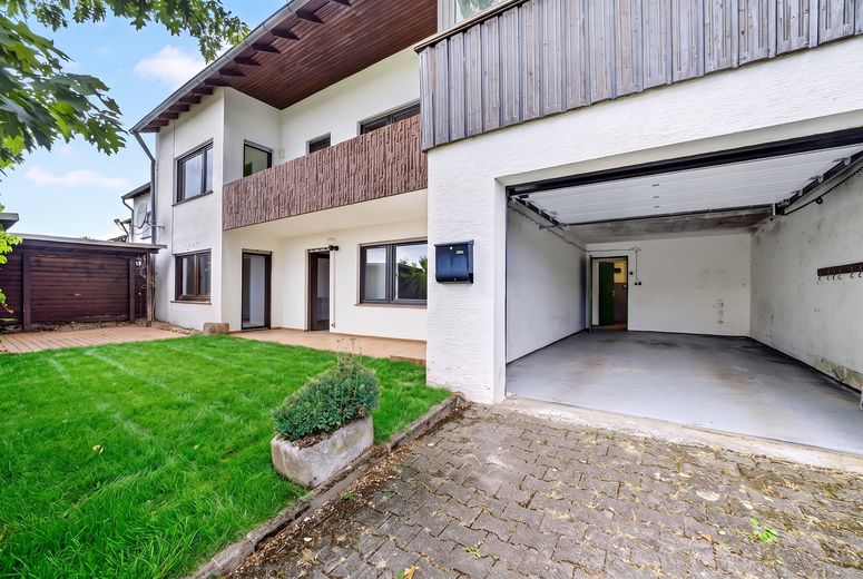 Großzügiges Wohnen mit schönem Garten – Einfamilienhaus mit Einliegerwohnung – Rückansicht- Garage 