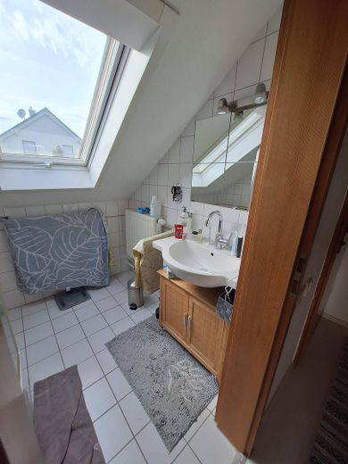 Gemütliche Dachgeschosswohnung 4 Zimmer mit Einbauküche in ruhiger Wohngegend – Bad