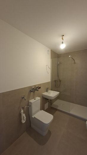 Teilsanierte 2-Zimmer Wohnung in guter Lage – Bad