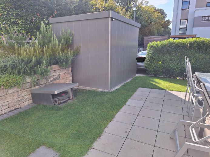 Gartenhaus mit Mähroboter