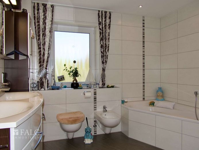 Einfach Mehr: Top Gepflegtes Wohnhaus mit 2 eigenständigen Wohnungen. Garten, 3Garagen, Wintergarten – EG: Modernes Badezimmer