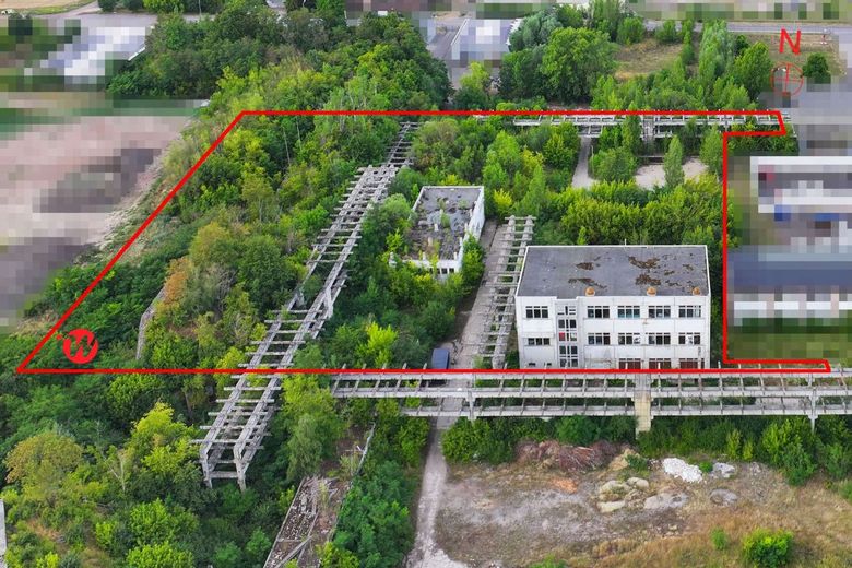 Bez prowizji miejsce inwestycyjne o dużym potencjale komercyjnym z halami, budynkami funkcjonalnymi i 2 bunkrami – Suedliches Luftbild