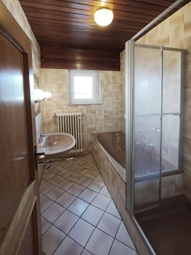 Appartamento ristrutturato con 3 locali (piano terra), cucina e terrazza esposta a sud, in posizione tranquilla a Kleinostheim – Bad