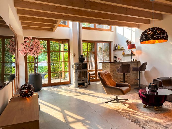 Architektur trifft Privatsphäre – besonderes Einfamilienhaus mit Pool, Sauna und Garten im Grünen – Wohnzimmer