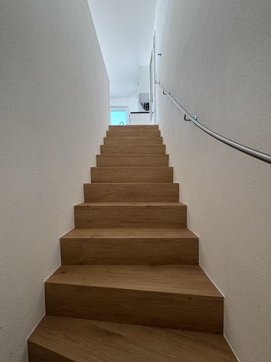 Sonnige 4-Zimmer Wohnung // Garten, EBK und hohen Decken // Neubau in Langenbach – Foto 36