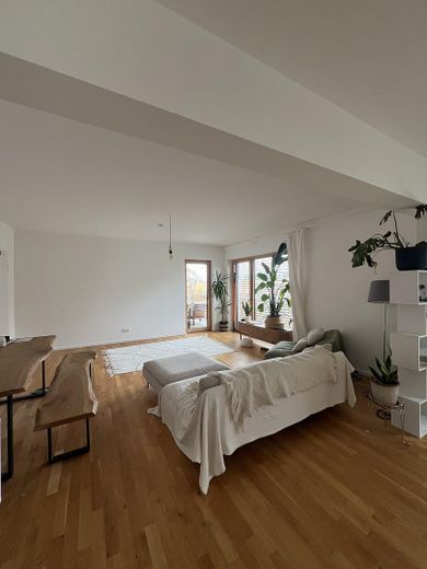 Modernes Neubau-Apartment mit großzügigem Balkon / Berlin-Stralau – Wohnbereich