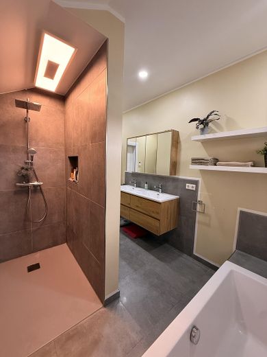 Modernes freistehendes Einfamilienhaus mit viel Platz & großem Garten | Baujahr 2021 – Badezimmer ebenerdige Dusche