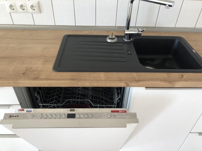 Erstbezug nach Komplettsanierung; schöne DG-Whg. mit EBK in energetisch saniertem Haus – Küche
