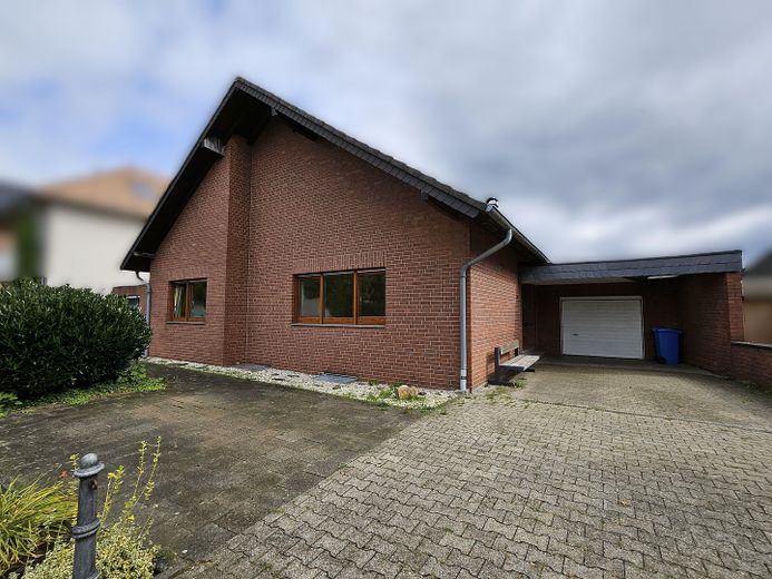 Frontansicht und Garage