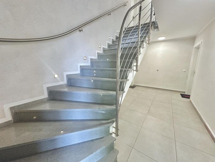 Moderno piso de 3 habitaciones en planta baja con jardín, eficiencia energética A+ – Treppenhaus