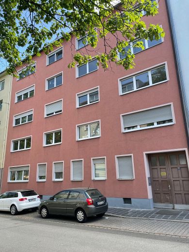 Sofort frei & ohne Provision - Renovierte 3-Zimmer-Wohnung mit Balkon – U-Bahn um die Ecke – Haus Straßenansicht