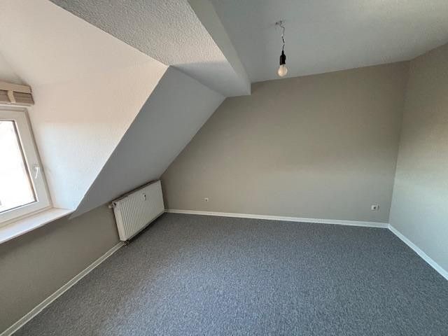 Ekskluzywne, jasne 2 1/2-pokojowe mieszkanie na poddaszu w centrum miasta Aschaffenburg z balkonem - blisko Menu – Schlafzimmer2