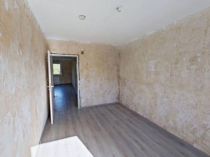 KENDİNİZ YENİLEYİN VE TASARRUF EDİN: BALKONLU ve bol ışık alan büyük 4 odalı daire – Ansicht II: Schlafzimmer III
