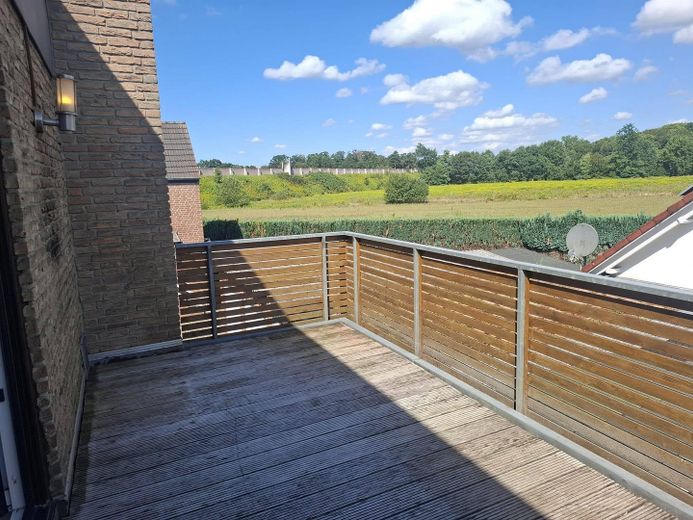 Maisonette daire, 5 oda+mutfak+2 banyo, balkon+çatı terası, Bielefeld-Senne’de sakin konut bölgesi – Balkon