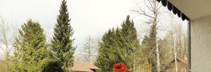 großer überdachter Balkon 