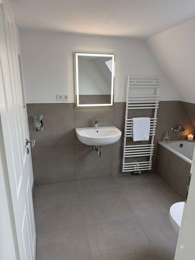 Wohnen wie im Eigenheim: 4,5-Raum-Maisonette im 2-FH, Garten, Erstbezug, Energiesparhaus – Bad Dachgeschoss (Ki-bearbeite