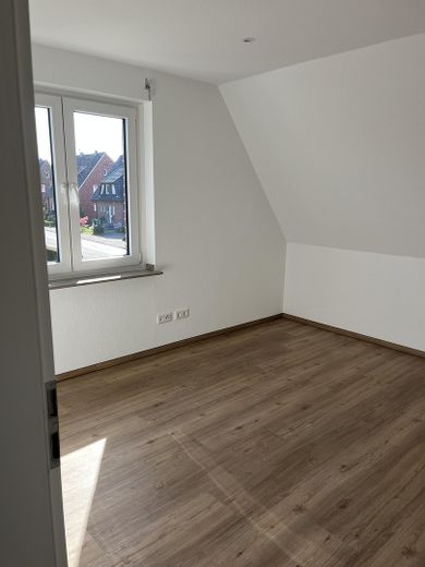 5 Zimmer Masionette-Wohnung, 117qm auf zwei Ebenen mit Balkon und neuwertiger EBK – Zimmer 2