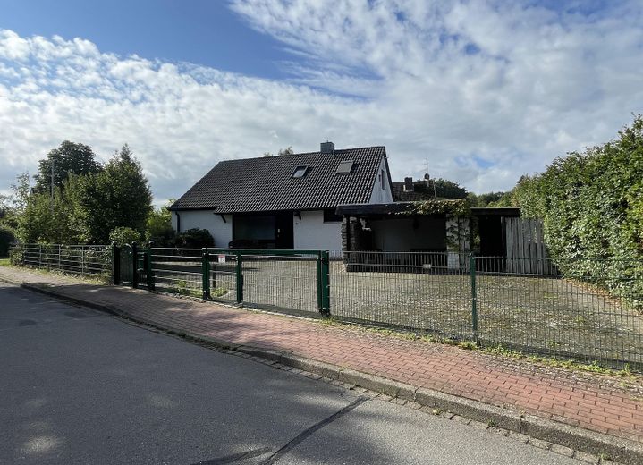 Gemütliches Einfamilienhaus in idyllischer Wohnsiedlung von Hartenholm – Nordansicht mit Hof