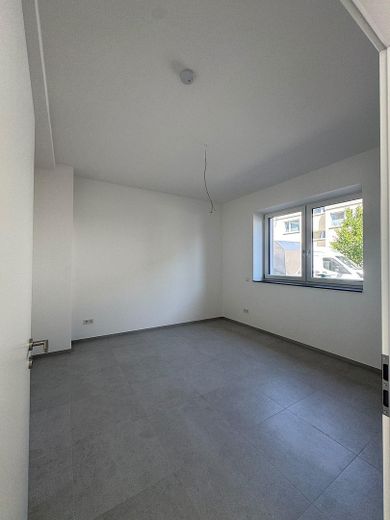 Wohnen mit Loftcharakter mit über 3  Meter Deckenhöhe und eigenem Garten in ruhiger Lage – Großes Schlafzimmer