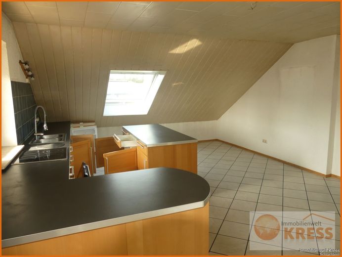 Moderne und gepflegte 4-Zimmer Wohnung in ruhiger Lage, Flieden-Oberstork m. Balkon im Dachgeschoss – Bild 2