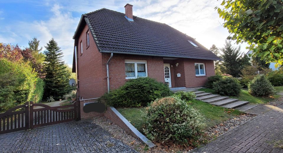 Familienfreundliches Einfamilienhaus mit Doppelgarage und großem Grundstück in Kusey – Haus