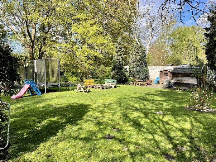 Élégant appartement familial ancien | 117 m² | 4,5 pièces | Garage | Loggia | Vue sur la verdure | Tarpenbek – Gemeinschaftsgarten rechts