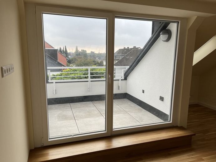 شقة مريحة ومكيّفة في الطابق العلوي مع حمّام مضاء بضوء النهار وشرفة جنوبية – Balkon