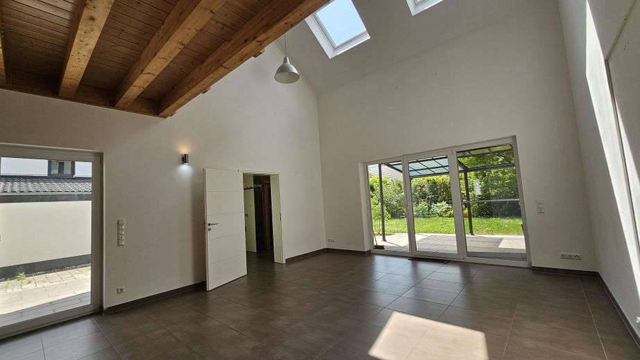 Wohnzimmer mit Tür zum Garten