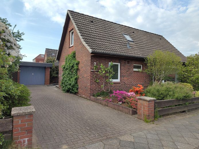 Auffahrt zu Haus und Garage