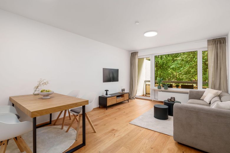 No commission: new, modernized 3-room apartment with southeast-facing balcony – Wohnzimmer