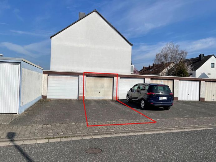 Garage mit Stellplatz davor
