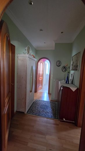 Provisionsfreies, schönes Haus mit Hauptwohnung + 2 Einliegerwohnungen. Mit schönem Garten – Flur z. Schlaf-/Arbeitszimmer